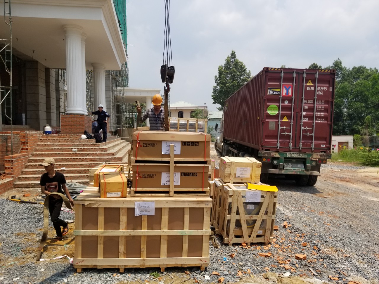 VMRC tiến hành nhập lô thiết bị Thang máy về Công trình Công an tỉnh Bình Dương